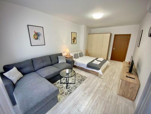 Top Location Apartment With 2bath & Parking For 6 Guests