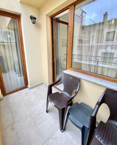 Top Location Apartment With 2bath & Parking For 6 Guests