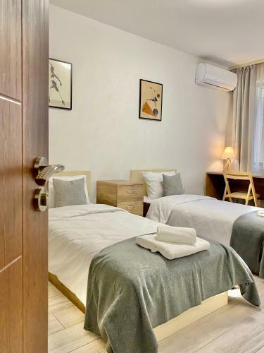 Top Location Apartment With 2bath & Parking For 6 Guests