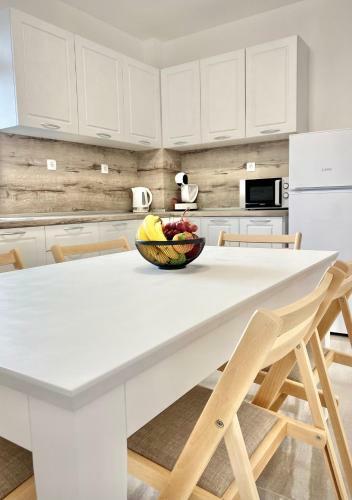 Top Location Apartment With 2bath & Parking For 6 Guests