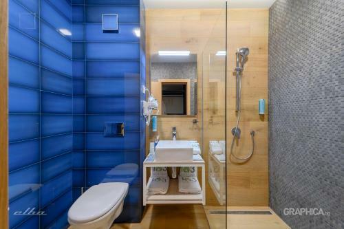 103 Alpine Hotel