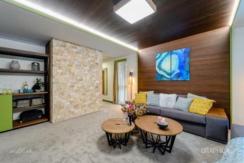 103 Alpine Hotel