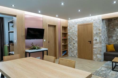 103 Alpine Hotel