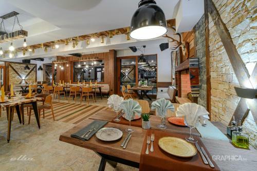 103 Alpine Hotel