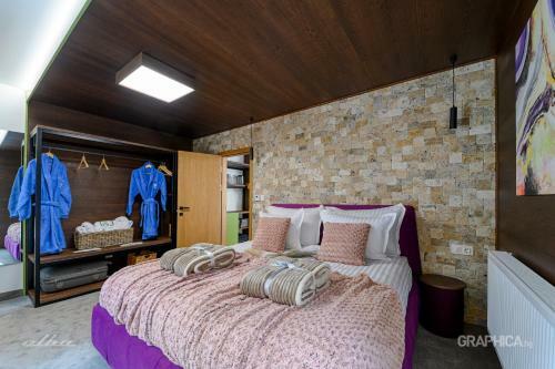 103 Alpine Hotel