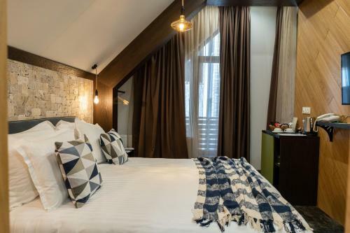 103 Alpine Hotel