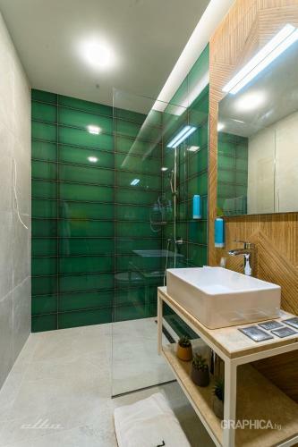 103 Alpine Hotel