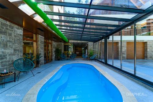103 Alpine Hotel
