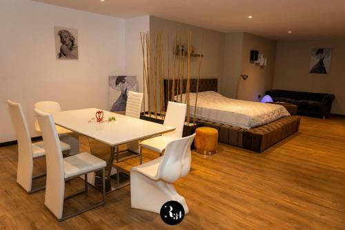 Hostal R34 Guest House
