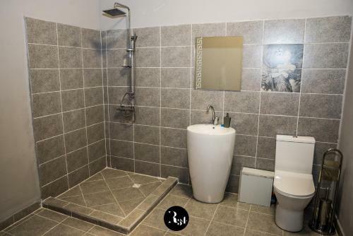 Hostal R34 Guest House