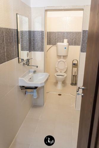 Hostal R34 Guest House
