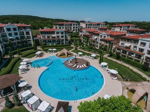 Alex Apartment In Green Life Beach Resort