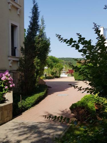 Apartment With Own Yard In Lily Beach Resort