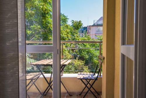 Cinecitta - One Bedroom Lion's Bridge Apartment