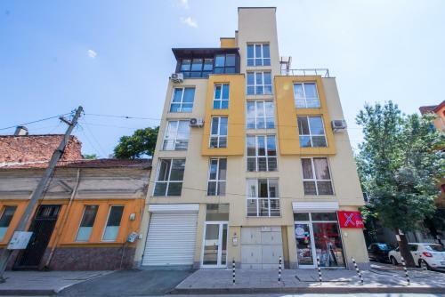 Cinecitta - One Bedroom Lion's Bridge Apartment