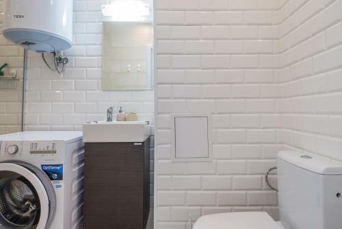 Cinecitta - One Bedroom Lion's Bridge Apartment