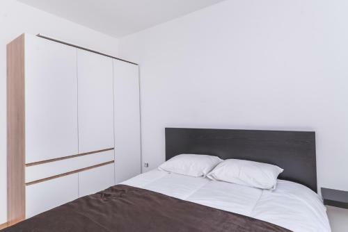 Cinecitta - One Bedroom Lion's Bridge Apartment