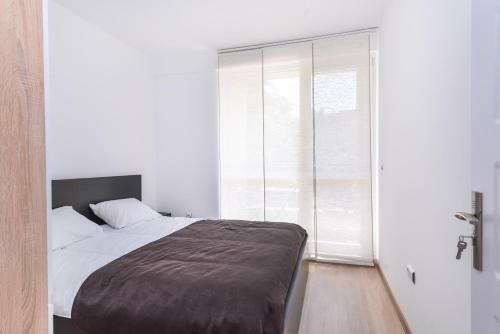 Cinecitta - One Bedroom Lion's Bridge Apartment
