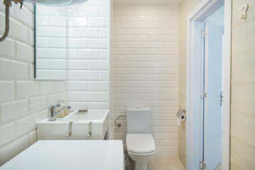 Cinecitta - One Bedroom Lion's Bridge Apartment