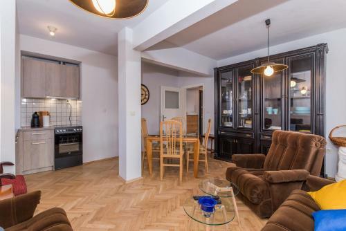 Colorful Two Bedroom Apartment Next To Serdika Center Sofia