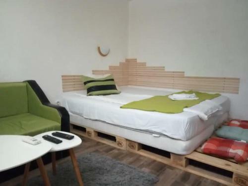 Central Bohemian House/garden/-5 Bedrooms, 3 Baths