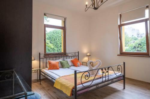 Central Bohemian House/garden/-5 Bedrooms, 3 Baths