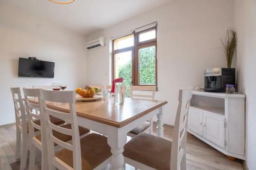 Central Bohemian House/garden/-5 Bedrooms, 3 Baths