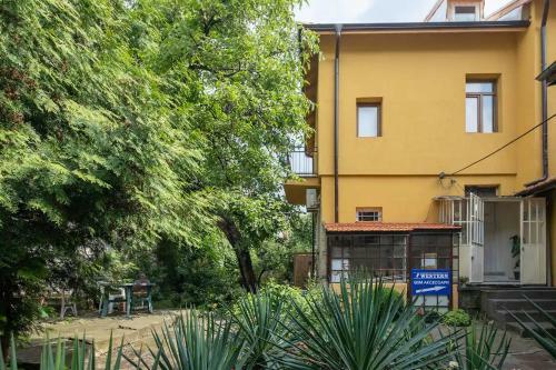 Central Bohemian House/garden/-5 Bedrooms, 3 Baths