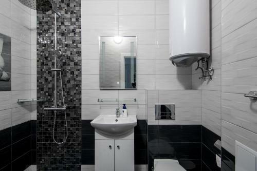 Zhakler - Top Center Apartment Opposite Starbucks