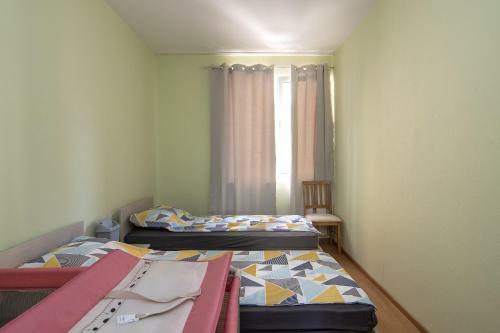 Zhakler - Top Center Apartment Opposite Starbucks
