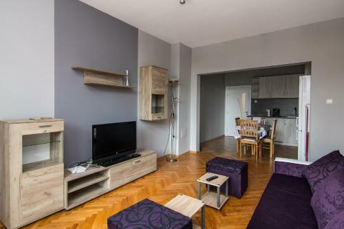 Zhakler - Top Center Apartment Opposite Starbucks