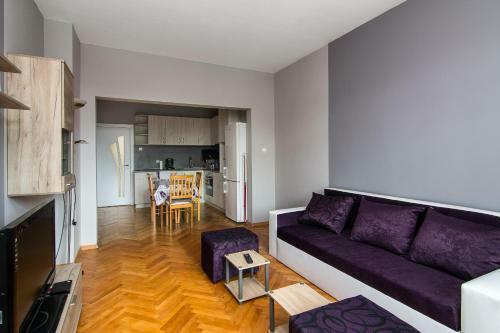 Zhakler - Top Center Apartment Opposite Starbucks