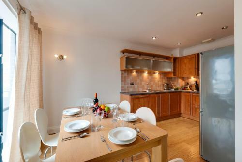 Base Serviced Apartments - The Docks
