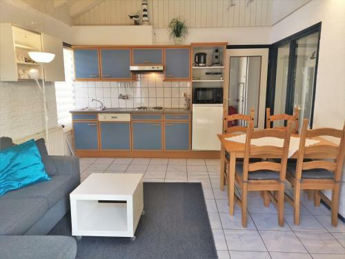 On135 de Zeemeeuw, Holiday Home With Garden