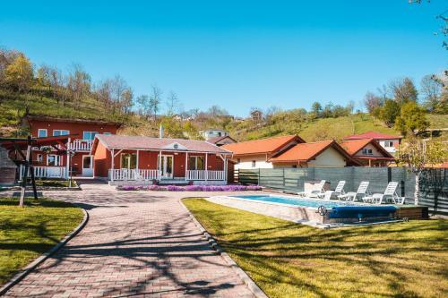 Charming Home By Feleacu