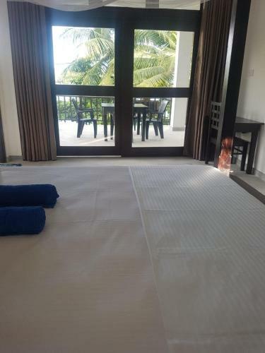 Hotel Waves Hiri
