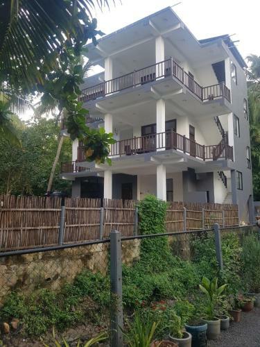 Hotel Waves Hiri