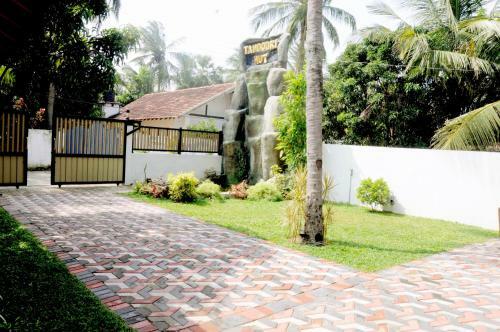 Hotel Tandoori Hut Inn Arugambay