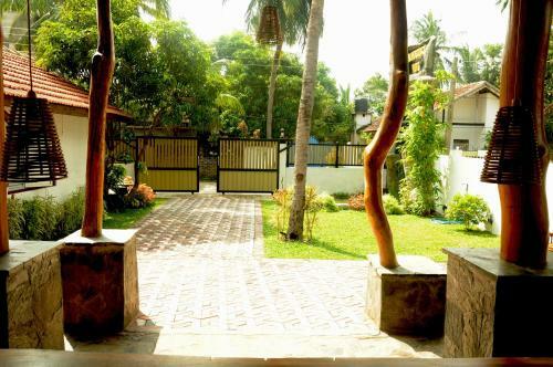 Hotel Tandoori Hut Inn Arugambay