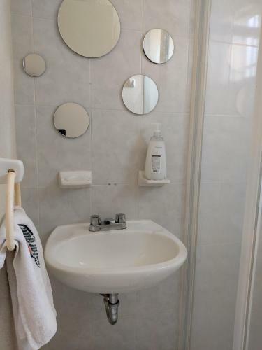 Bed & Breakfast Casa Roja, Puerta Trasera, Jard�n Y Alberca