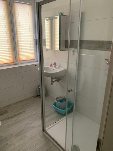 Apartamento Wohn-schlafraum Mit Einzelbett Und Sofa Tv K�che