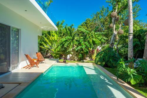 Yaakunah Dine Poolside At A Chic Paradise Villa In Tulum