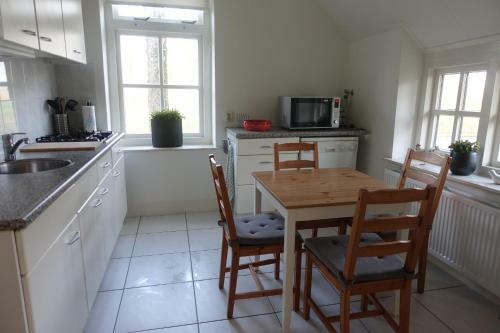 Magnificent Farmhouse In Central Holland 4a 2c