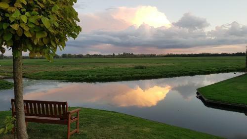 Water & Meadow Cottage In Central Holland 2a 2c
