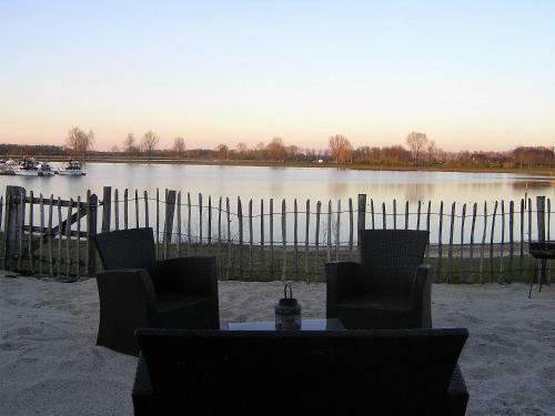 Ferienhaus-beach-bay-direkt-am-see-mit-badebucht