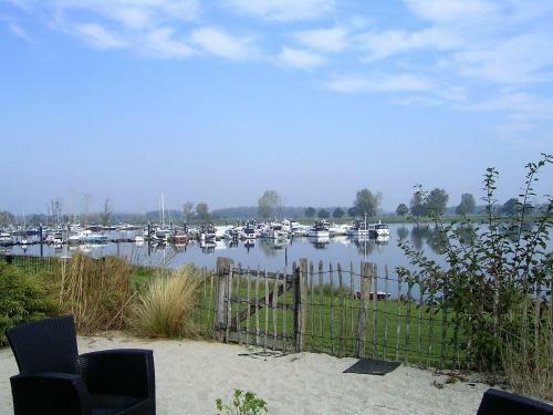 Ferienhaus-beach-bay-direkt-am-see-mit-badebucht