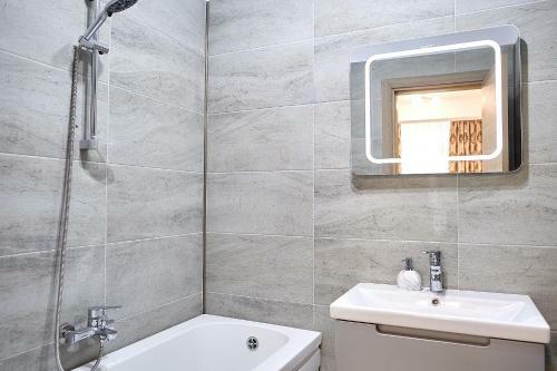 Apartamento Sea Gem 2br Apt Spa N Pool Alezzi Beach Resort