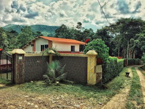 Quinta Emmanuel / Caba�as / Rio Dulce / Villeta