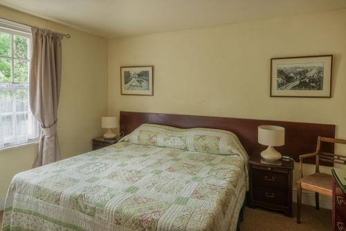 Hostal Bridge House Hotel