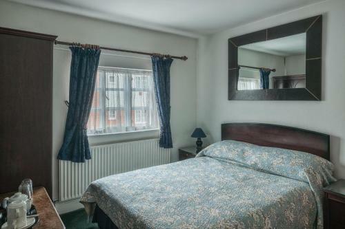 Hostal Bridge House Hotel